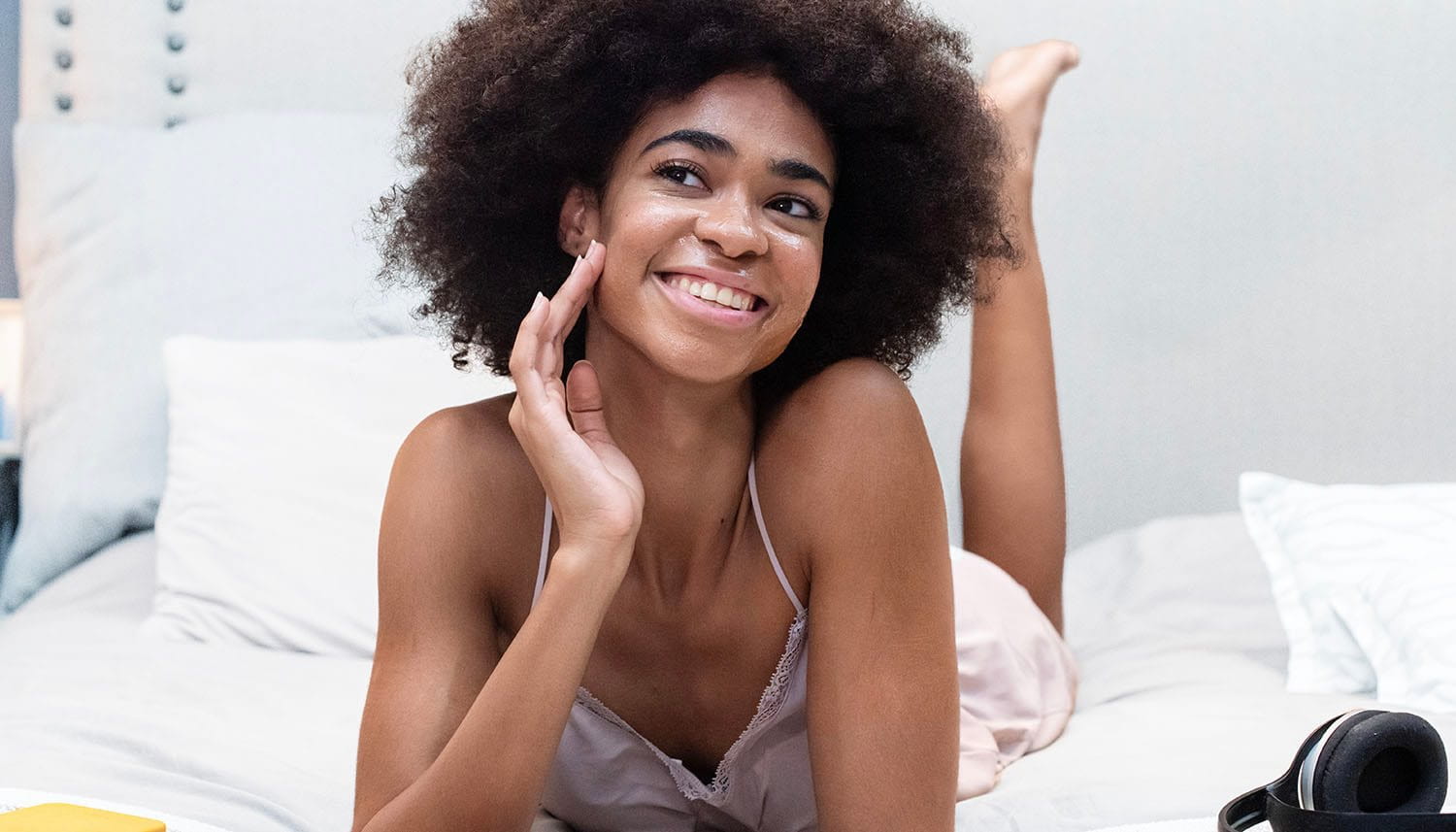 kvinna smörjer in ansiktet med kräm