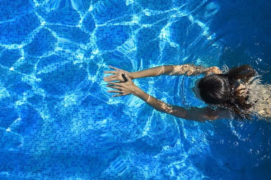 giovane donna che nuota in piscina