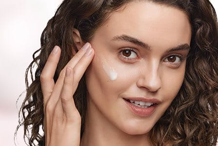 Mujer siguiendo los tips para atender y evitar las manchas en la piel de la cara