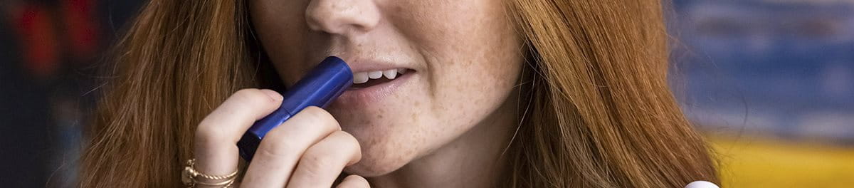 femme utilisant le produit aquaphor pour les lèvres