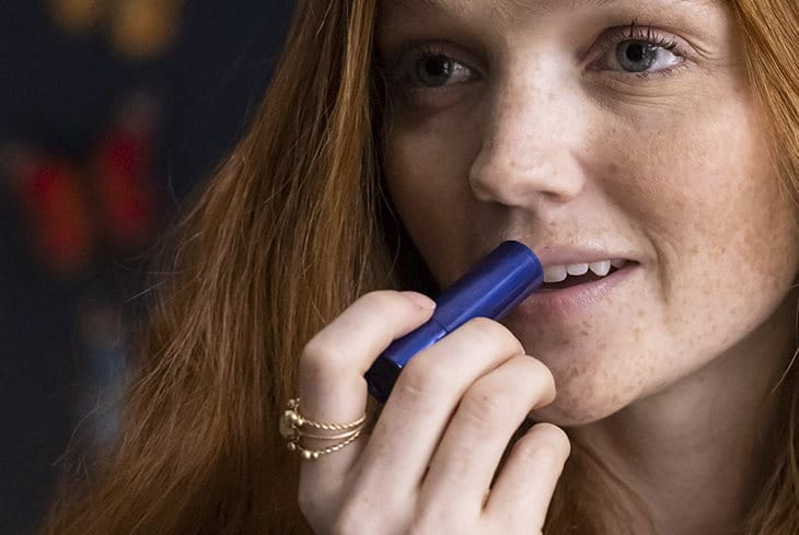 femme utilisant le produit aquaphor pour les lèvres
