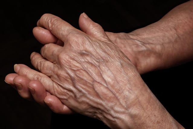 pelle sottile nelle mani degli anziani