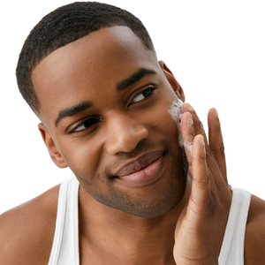 un homme qui se lave le visage