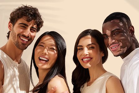 Mujeres eligiendo el protector solar con color para la piel grasa