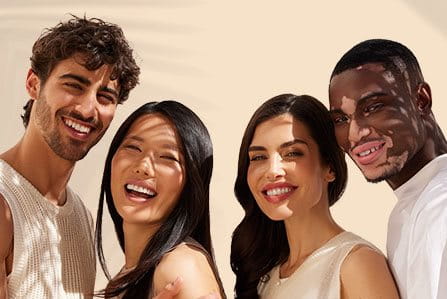 Mujeres eligiendo el protector solar con color para la piel grasa