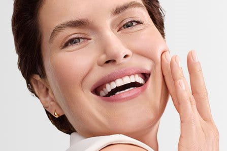 Persona conociendo la crema anti-edad con ácido hialurónico.