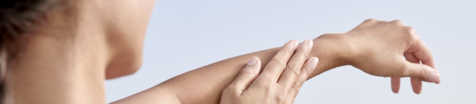 Une allergie au soleil est une réaction cutanée induite par le soleil qui se traduit par une éruption cutanée.