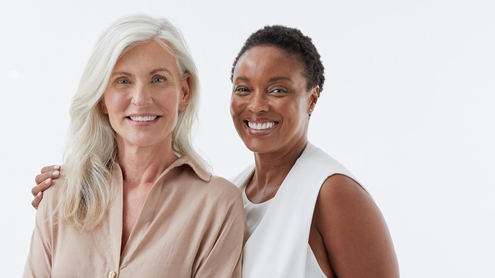 Kvinnor som ler tillsammans