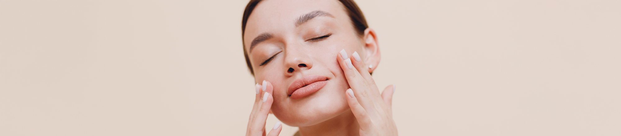 Junge Frau macht Gesichtsmassage