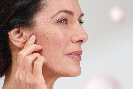 Mujer siguiendo los consejos para evitar las manchas corporales