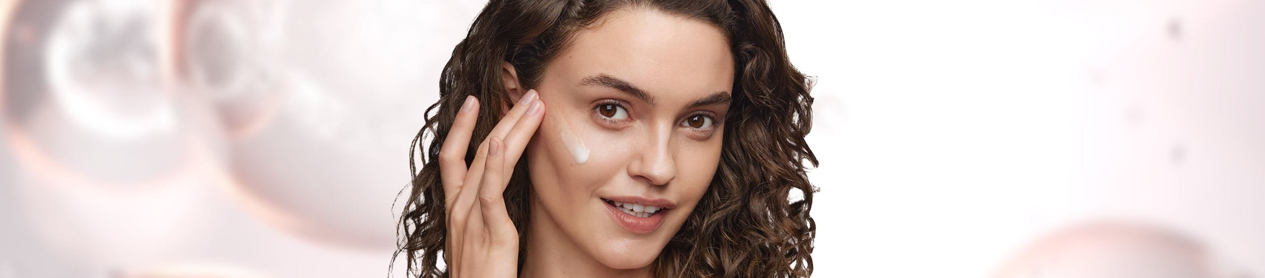 Mujer siguiendo los tips para atender y evitar las manchas en la piel de la cara