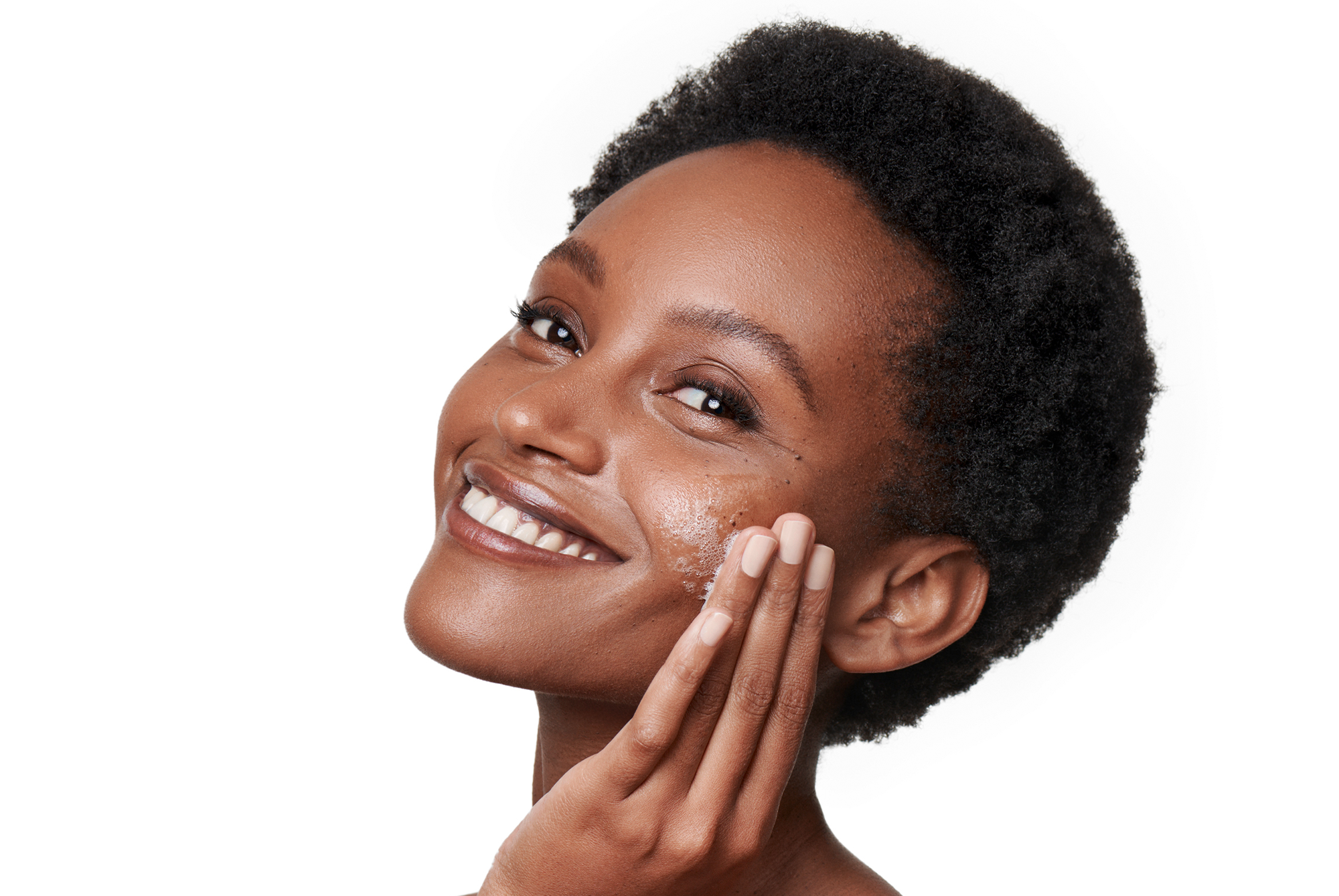 Les marques post-acné sont plates et hyperpigmentées, tandis que les cicatrices post-acné modifient à la fois la texture et l'aspect de la peau.