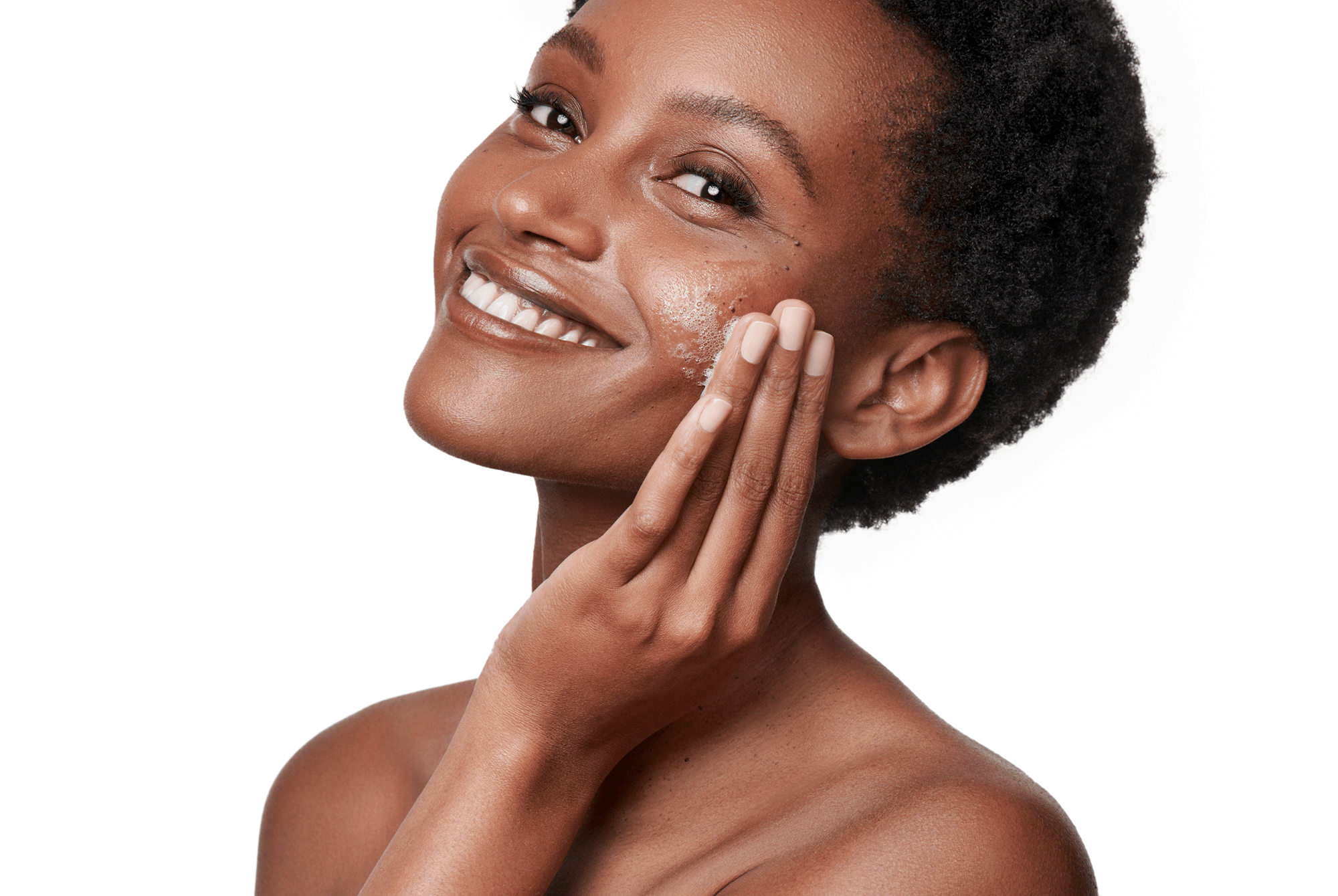 Les marques post-acné sont plates et hyperpigmentées, tandis que les cicatrices post-acné modifient à la fois la texture et l'aspect de la peau.