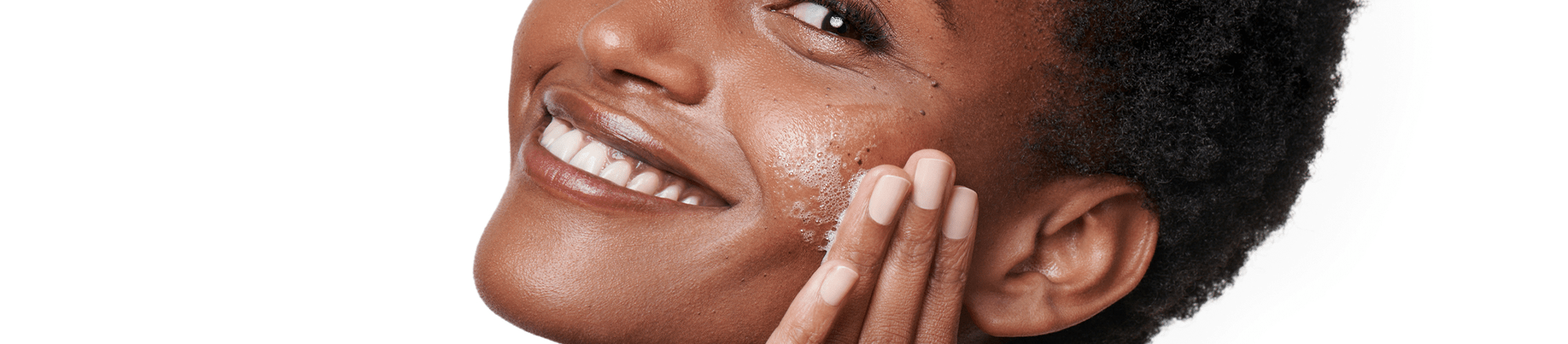 In tegenstelling tot post-acne vlekken, die plat en verkleurd zijn, veranderen acne littekens zowel de textuur als het uiterlijk van de huid.
