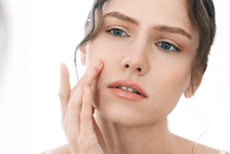 žena pozerajúca sa do zrkadla