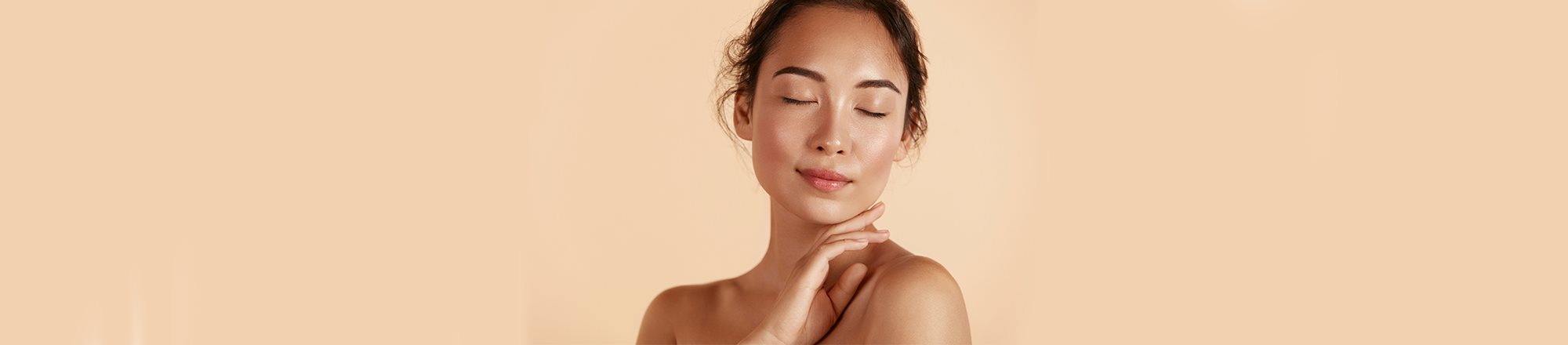 foto di donna con pelle del viso tonica e luminosa