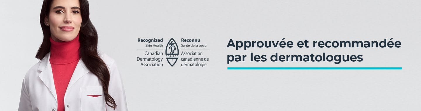 Une dermatologue utilise de la crème sur sa main tandis que quelqu’un la regarde