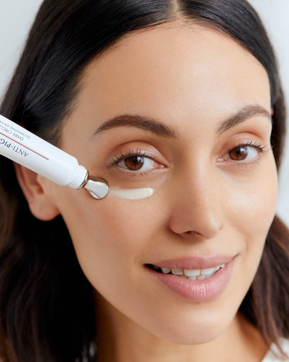 Kvinna som applicerar ögonkräm