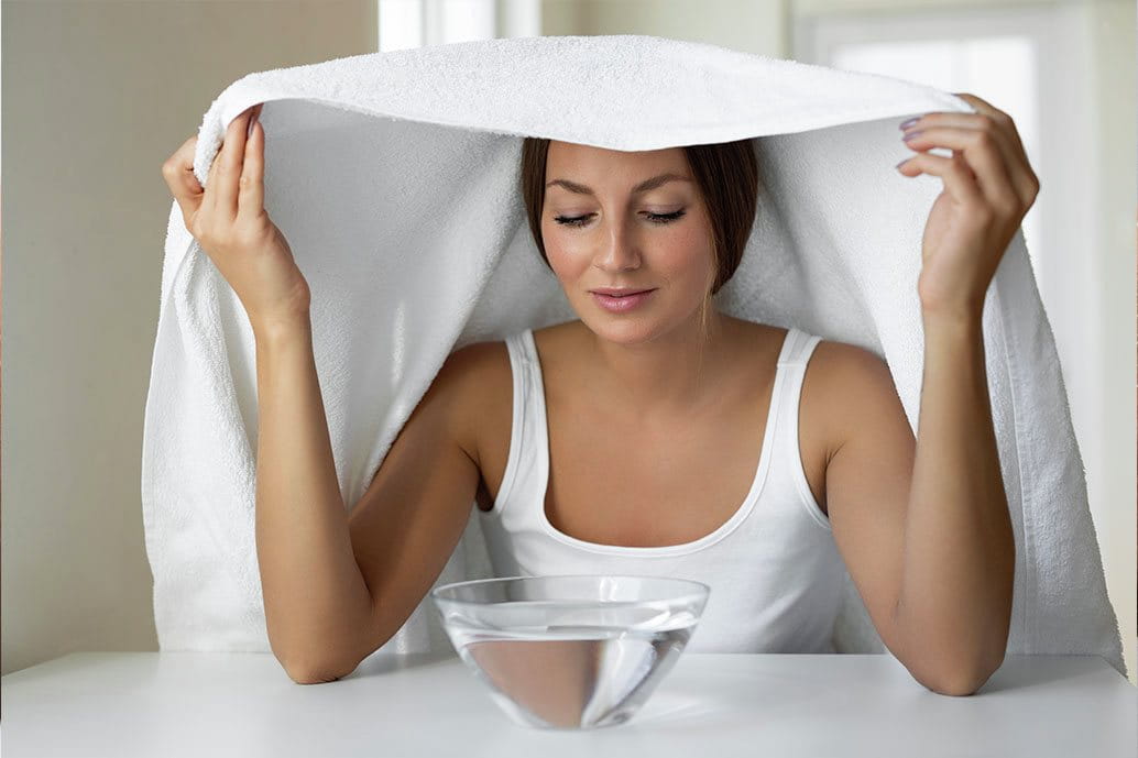 Pulizia del viso con vapore caldo