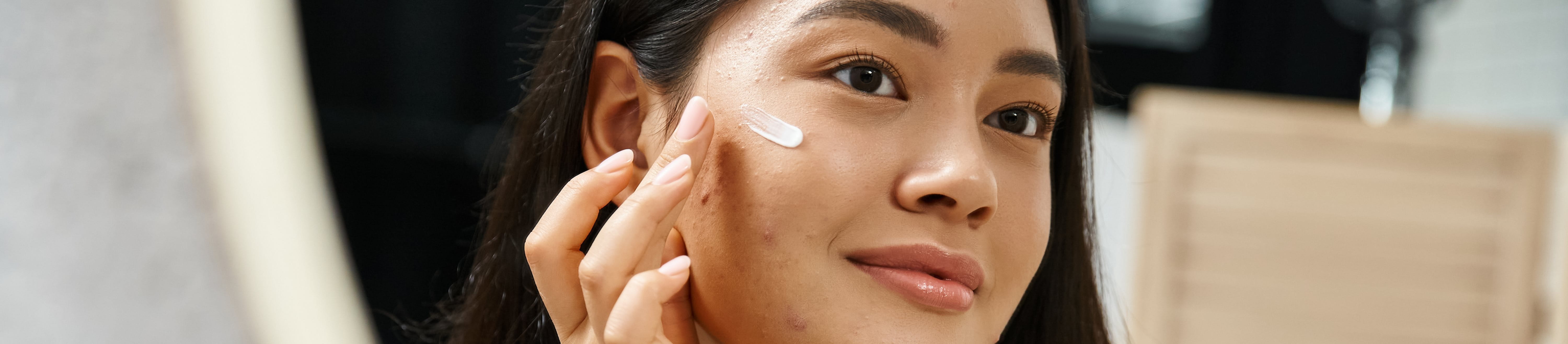 mulher a lavar o rosto