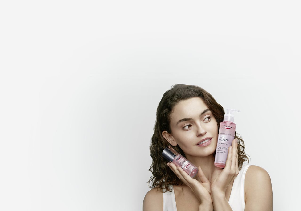 modelka držící dva výrobky Eucerin Anti-Pigment