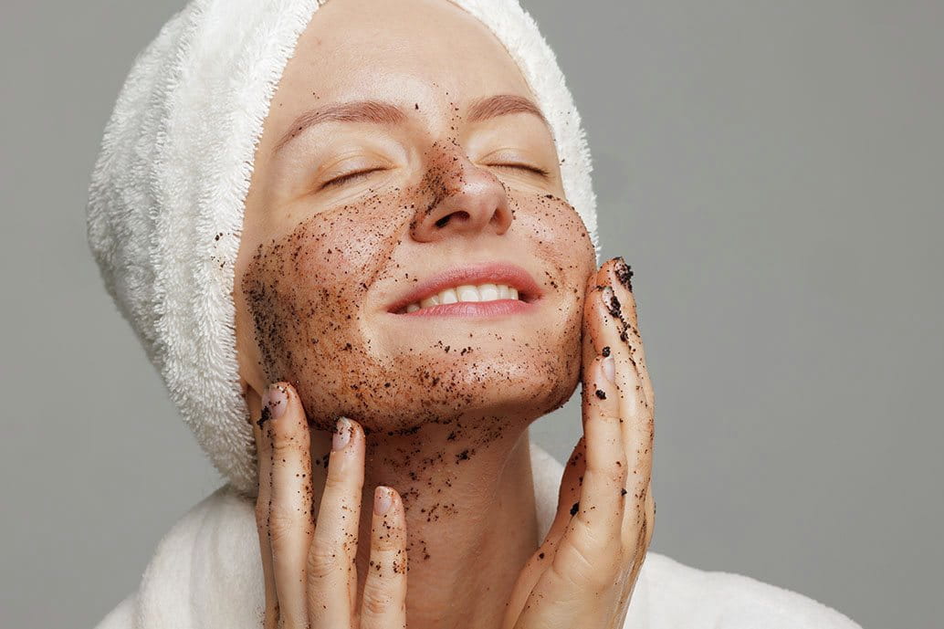 Donna dalla pelle luminosa durante lo scrub