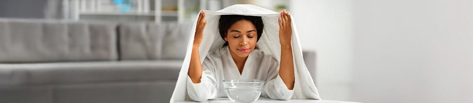 Ragazza che fa la pulizia del viso con vapore a casa