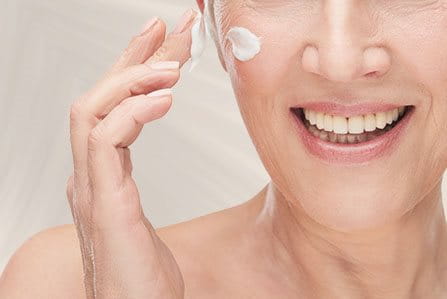 Rutinas faciales antiarrugas para el cuidado día y noche