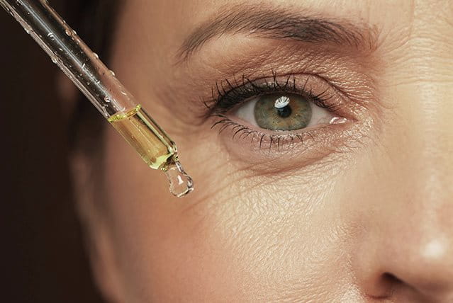 foto di donna che applica siero al retinolo nel contorno occhi