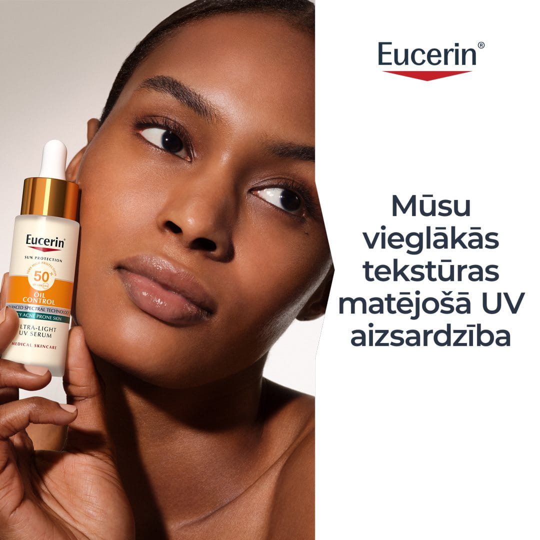 Sieviete tur rokā Eucerin Sun Face Oil Control ikdienas UV serumu ar SPF 50+, mūsu vieglāko matējošo UV aizsardzības līdzekli