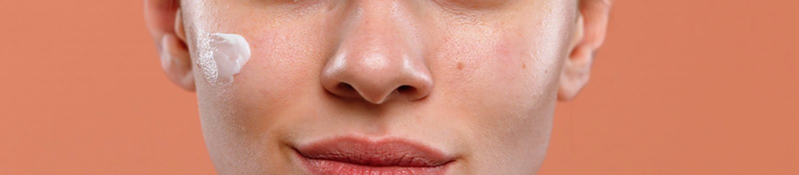 Donna applica una crema viso su pelle sensibile