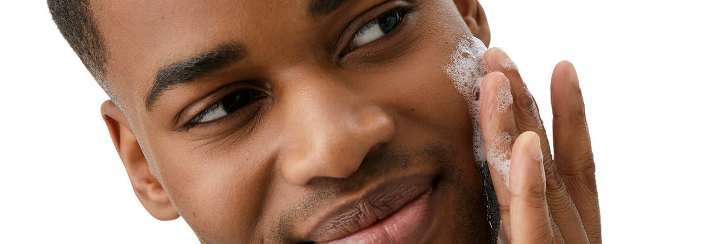 Een consistente huidverzorgingsroutine met aangepaste producten helpt tegen verstopte talgklieren.