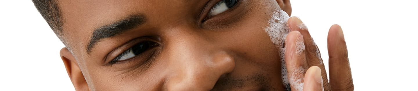 kuva miehestä, joka pesee kasvojaan