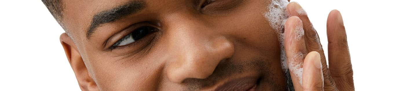 Een consistente huidverzorgingsroutine met aangepaste producten helpt tegen verstopte talgklieren.