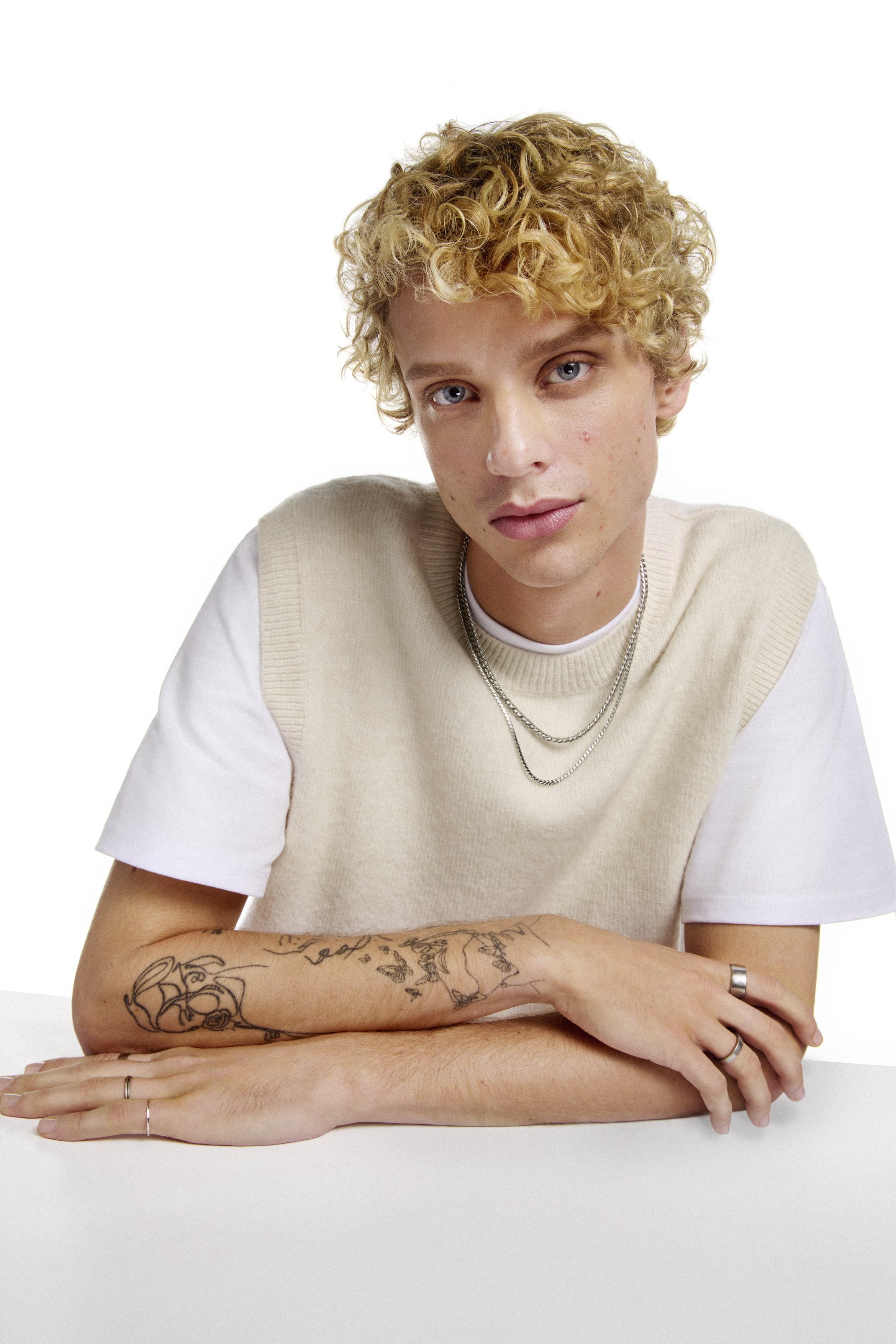 En man med ett rent ansikte efter användning av hudvård