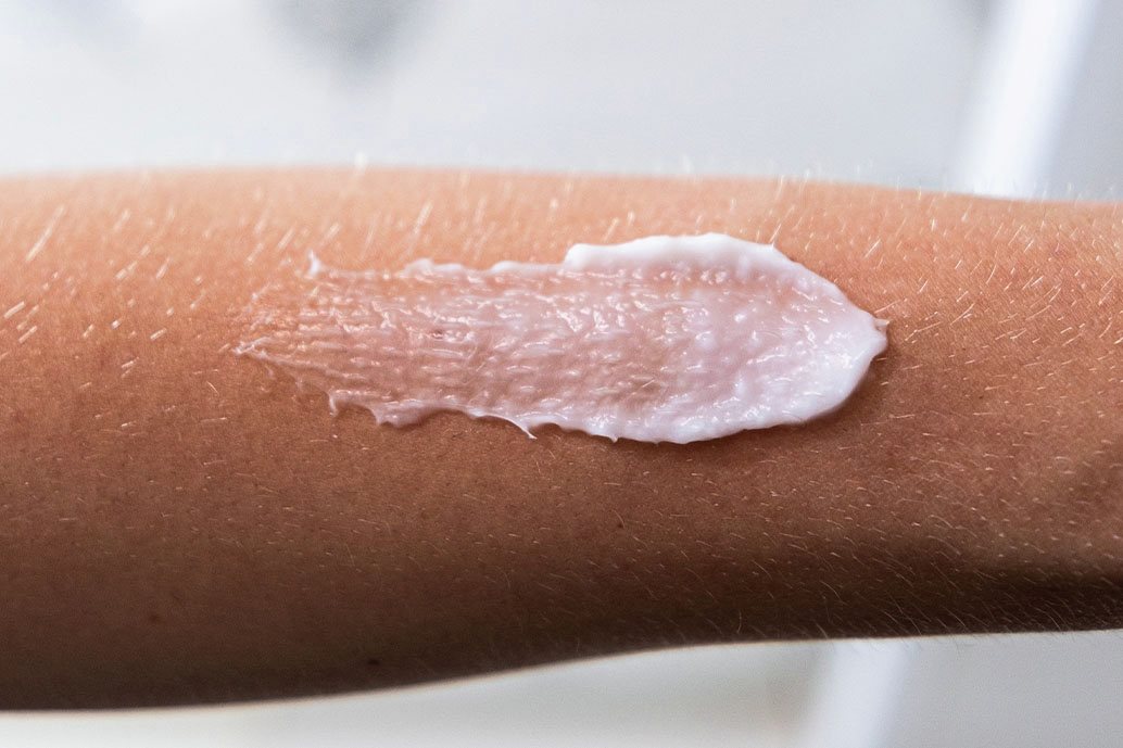 Crema idratante applicata su pelle sensibile per trattamento pitiriasi rosea