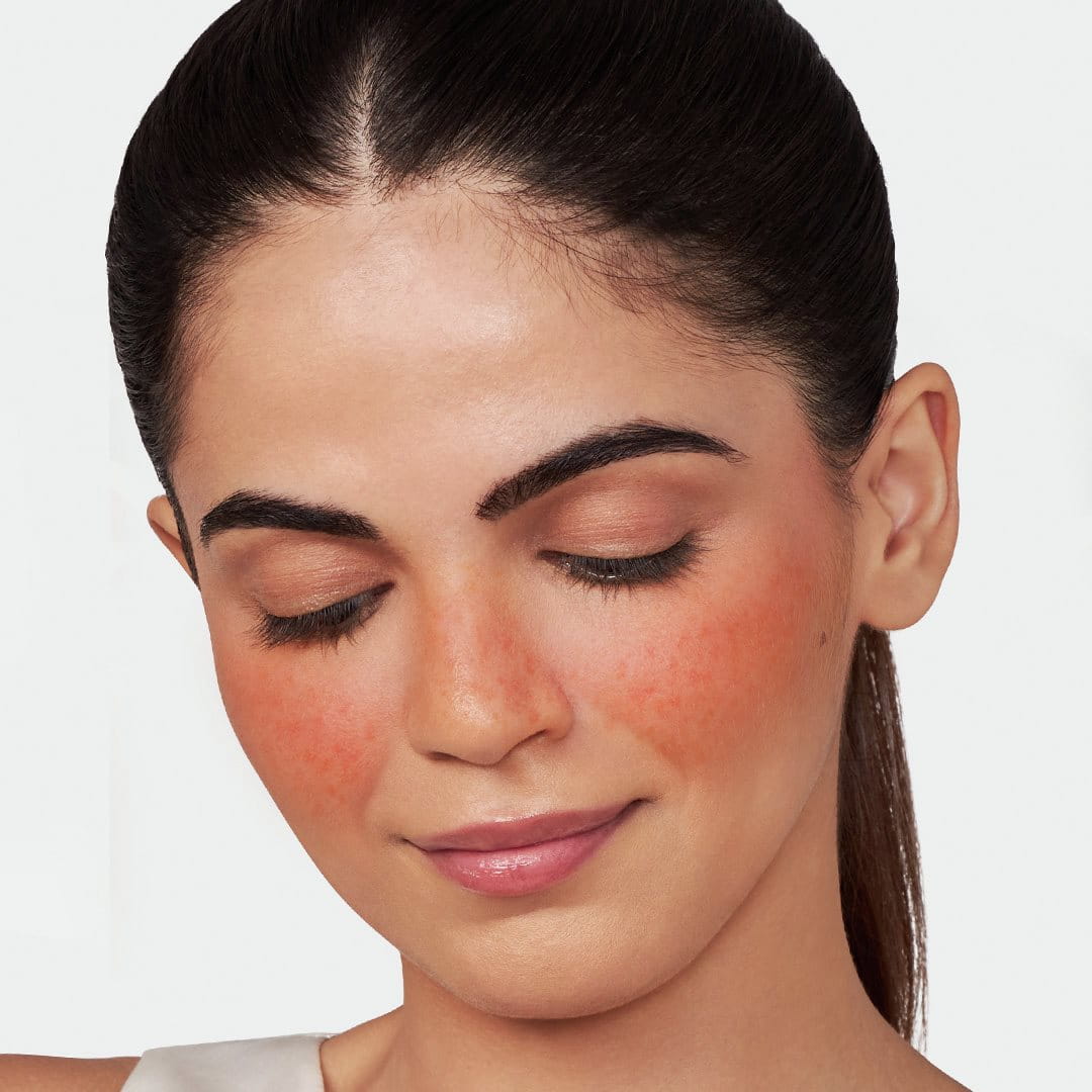 kuva punaposkista naisesta, joka katsoo alas