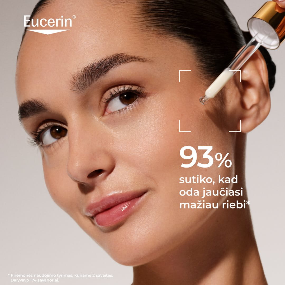 asmuo stambiu planu, tepantis veidą „Eucerin Sun Oil Control kasdienis UV serumas SPF 50+“.