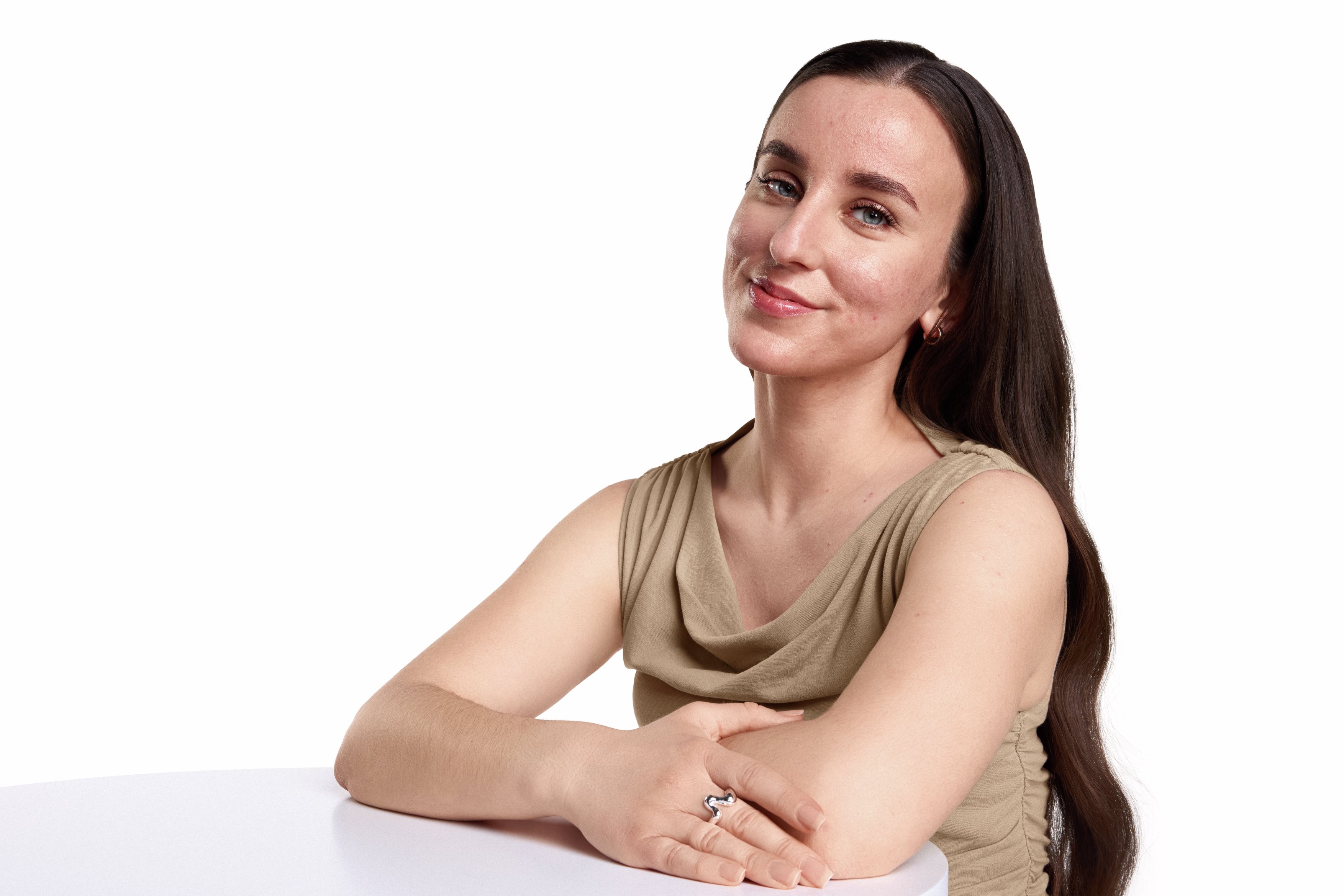 Eine Frau, die lächelt, während sie in die Kamera schaut
