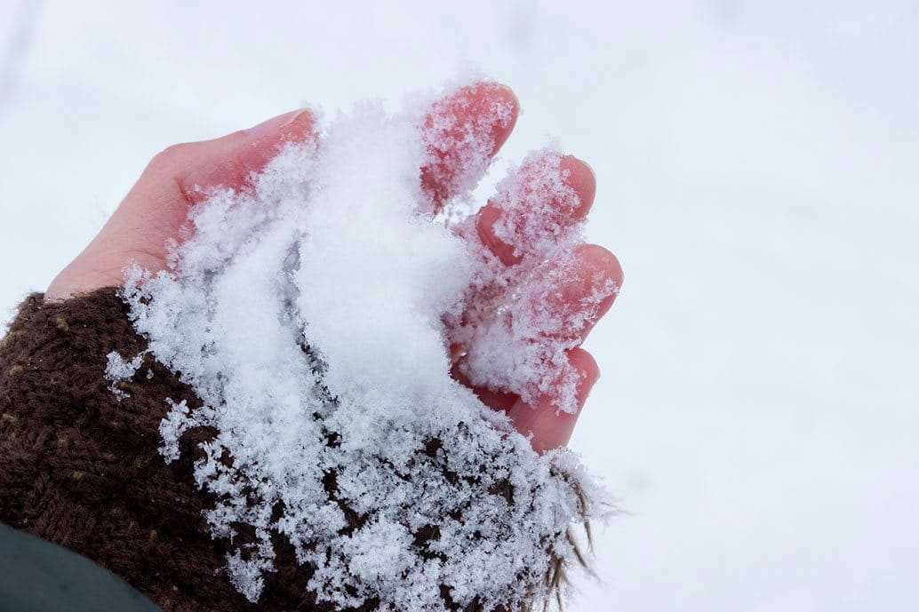 foto mano esposta al freddo