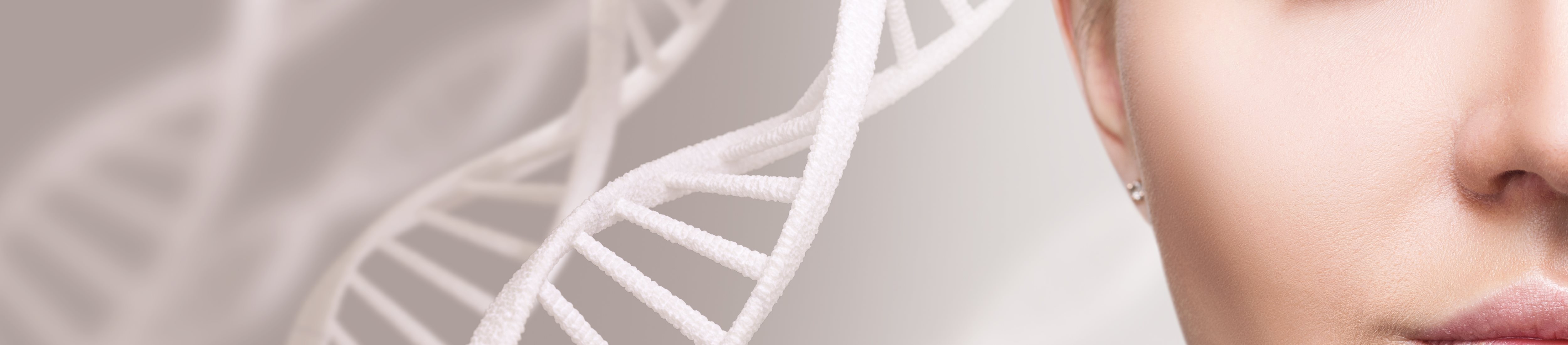 Biologisches Alter dargestellt mit einer Frau und weissen DNA-Strängen im Hintergrund