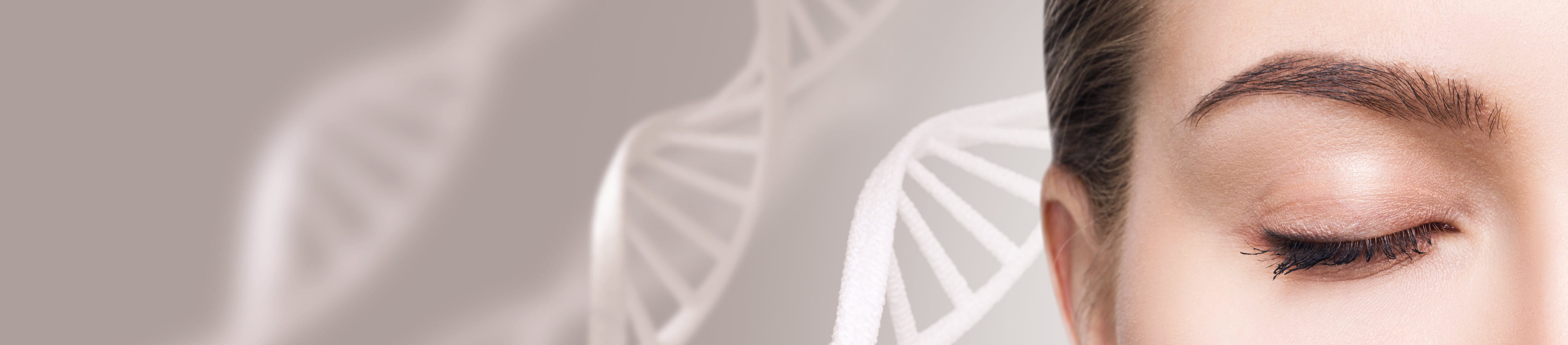 Biologisches Alter dargestellt mit einer Frau und weissen DNA-Strängen im Hintergrund