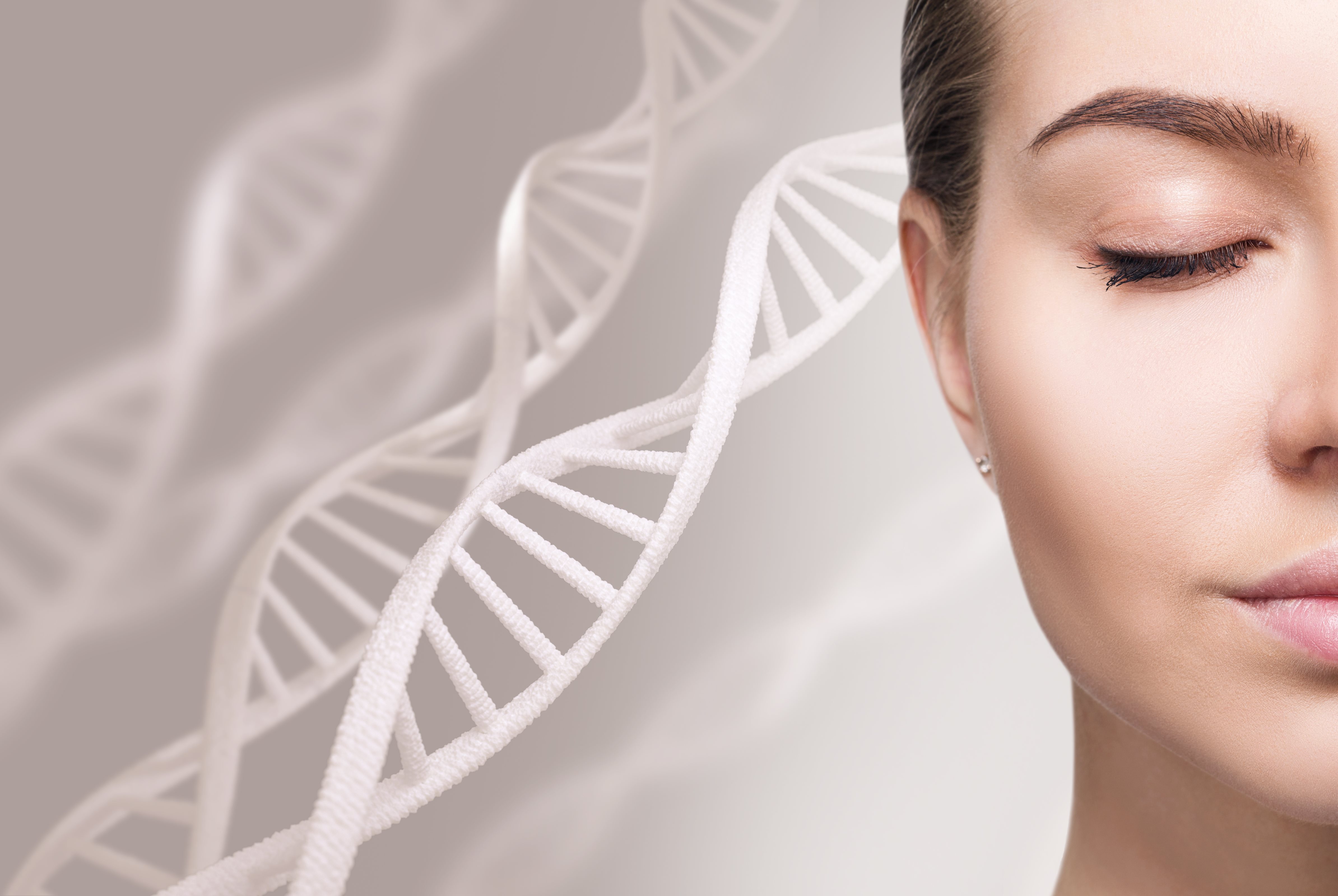 Biologisches Alter dargestellt mit einer Frau und weissen DNA-Strängen im Hintergrund