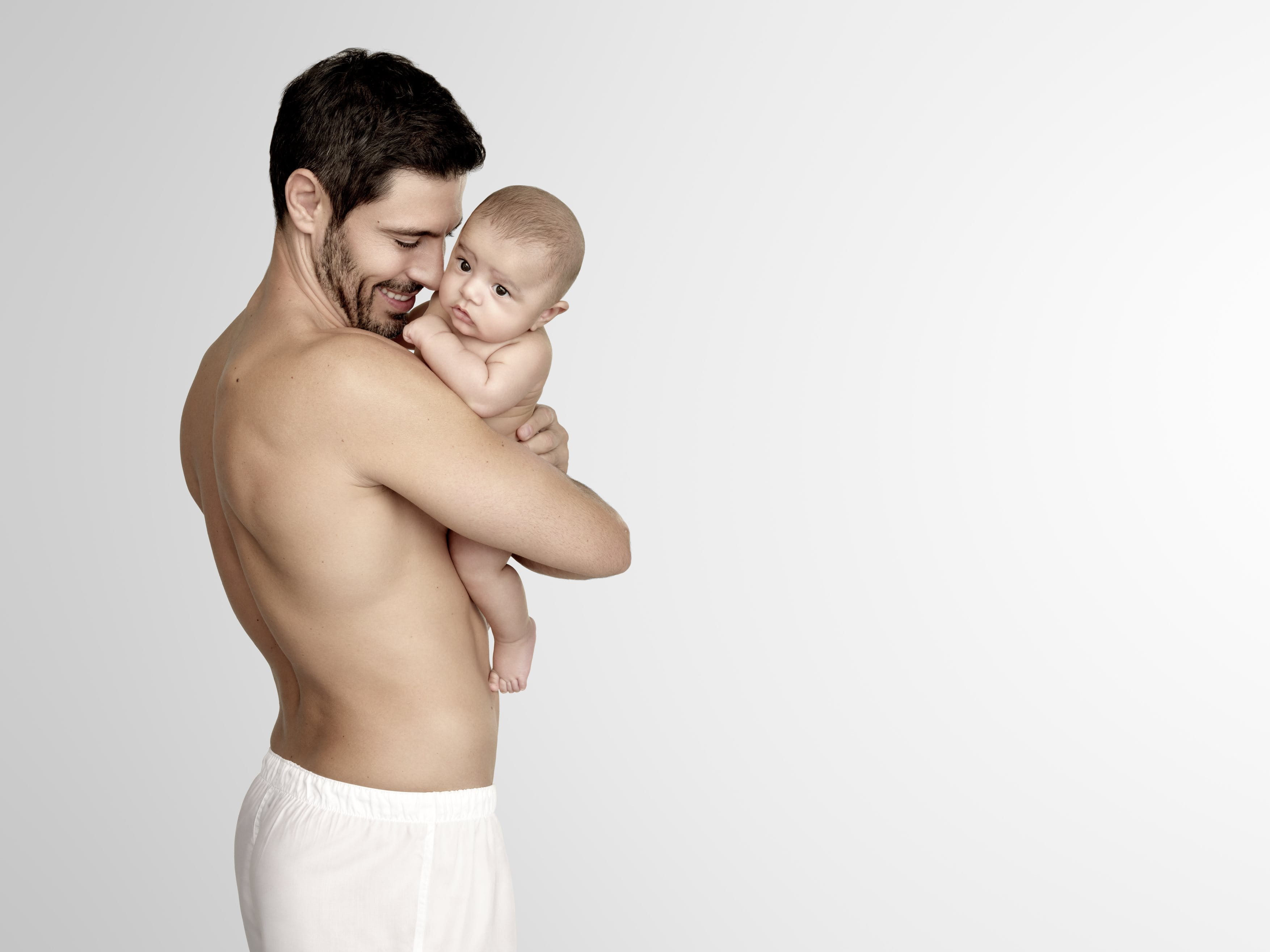 Muž držící miminko