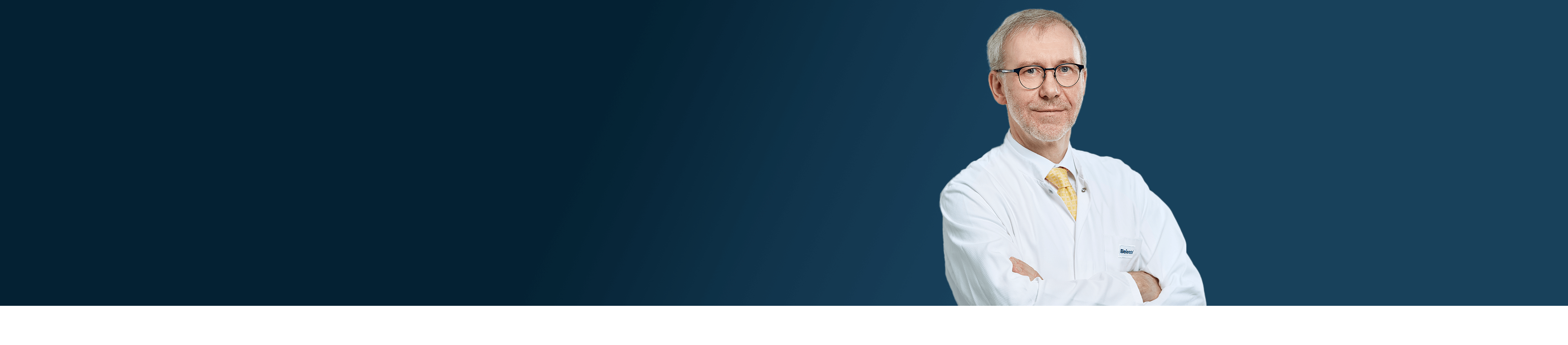 Porträt von einem Arzt mit Brille und einem weißen Kittel vor dunkelblauem Hintergrund. 