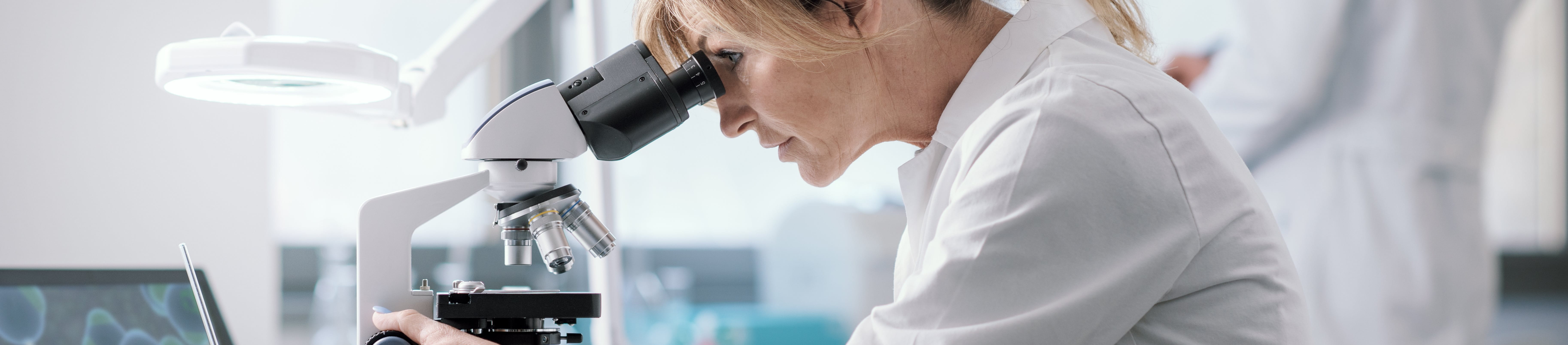 cientista no laboratório