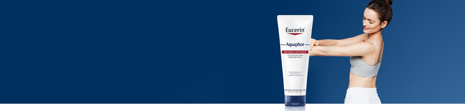 mladá žena a regenerační mast Aquaphor