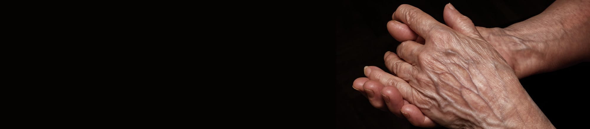 pelle sottile nelle mani degli anziani