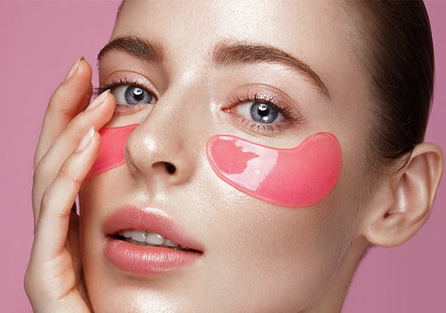 foto di ragazza che effettua skincare viso