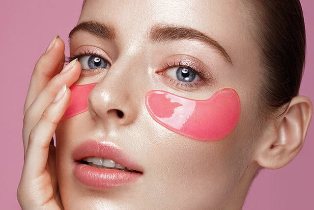 foto di ragazza che effettua skincare viso